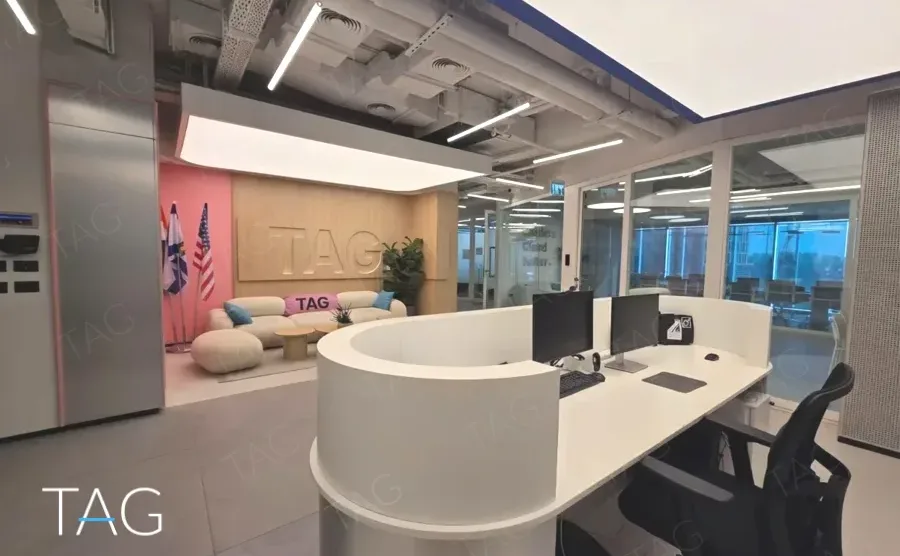 כניסת המשרד להשכרה במגדל אלייד בבני ברק, דלפק קבלה מעוגל ופינת ישיבה - תג נכסים