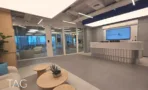 אזור הקבלה במשרד להשכרה במגדל אלייד בבני ברק, דלפק מעוגל וחדרי ישיבות בקירות זכוכית - תג נכסים
