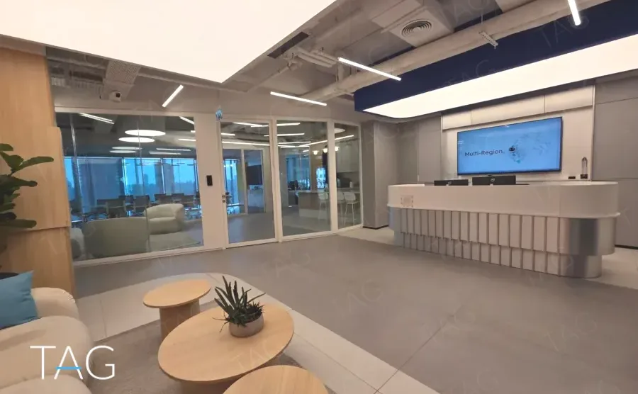 אזור הקבלה במשרד להשכרה במגדל אלייד בבני ברק, דלפק מעוגל וחדרי ישיבות בקירות זכוכית - תג נכסים