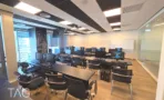 חדר הדרכה במשרד להשכרה במגדל אלייד בבני ברק עם עמדות מחשב ולוח מחיק - תג נכסים