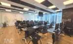 אזור אופן ספייס במשרד להשכרה במגדל אלייד בבני ברק עם שורות עמדות עבודה וקיר איורים - תג נכסים