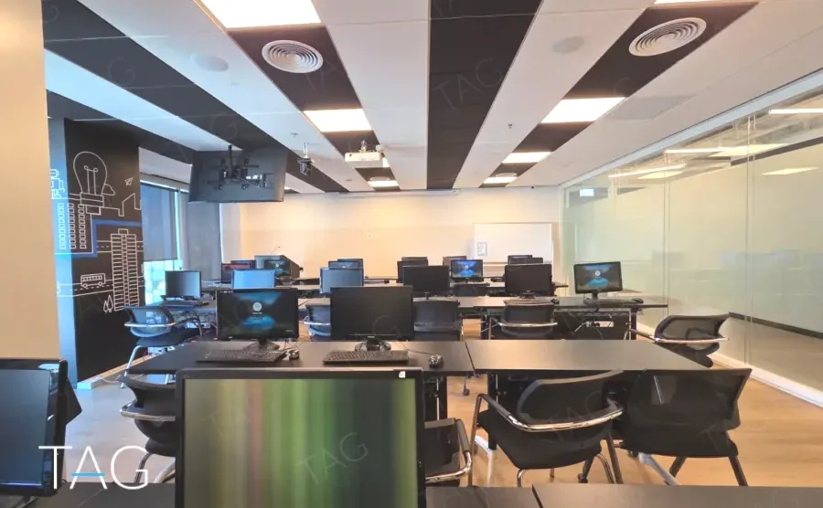 חדר עבודה במשרד להשכרה במגדל אלייד בבני ברק עם מסך מרכזי ועמדות מחשב - תג נכסים