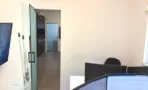 דלת כניסה מזוגגת ומעבר פנימי במשרד להשכרה 70 מ