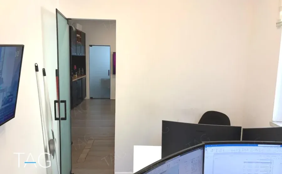 דלת כניסה מזוגגת ומעבר פנימי במשרד להשכרה 70 מ