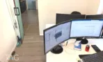 עמדת עבודה עם שלושה מסכים במשרד להשכרה באזור רוטשילד תל אביב - תג נכסים