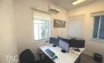 חדר סגור עם שני חלונות ועמדת מחשב במשרד להשכרה ברוטשילד - תג נכסים