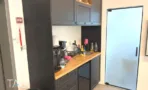 דלת זכוכית חלבית ליד המטבחון במשרד להשכרה באזור רוטשילד - תג נכסים