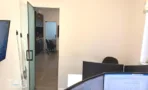 מעבר בין החדרים עם דלתות זכוכית במשרד להשכרה בתל אביב - תג נכסים
