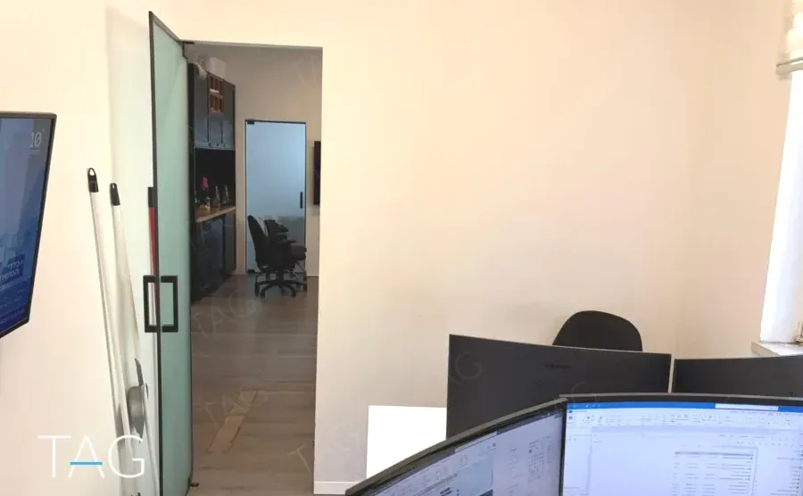 מעבר בין החדרים עם דלתות זכוכית במשרד להשכרה בתל אביב - תג נכסים
