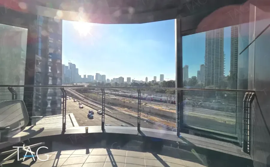 מרפסת מעוגלת במגדל אייקון במבט אל נתיבי איילון