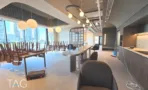 אזור אירוח ומטבח במשרד מרוהט במגדל אייקון עם גופי תאורה כדוריים