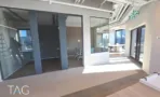 חדרי ישיבות מוקפי זכוכית במשרד מרוהט במגדל אייקון