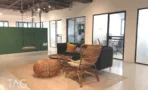 פינת לאונג' עם כורסאות ראטן ונדנדה תלויה במשרד להשכרה 500 מ