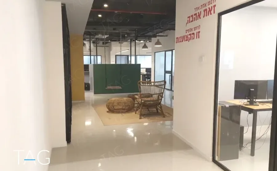 מעבר בין חדרי העבודה המזוגגים במשרד להשכרה בשארית ישראל תל אביב - תג נכסים