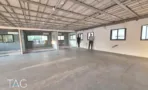 חלל פתוח עם תקרה חשופה וחדרים מזוגגים במשרד להשכרה באזור רוטשילד - תג נכסים