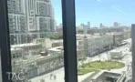 נוף מחלון המשרד אל הכיכר ותחנת הרכבת הקלה למטה