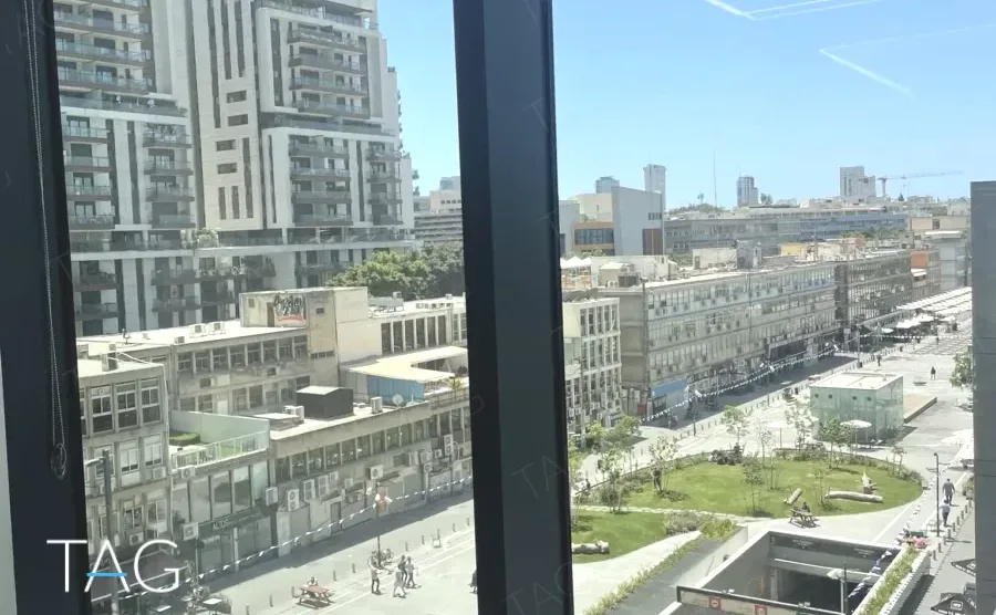 נוף מחלון המשרד אל הכיכר ותחנת הרכבת הקלה למטה