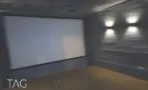 מסך ההקרנה במשרד להשכרה ברחוב אחד העם תל אביב, קירות בגוון כחול כהה ורצפת עץ - תג נכסים