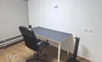 עמדת עבודה במשרד להשכרה ברחוב אחד העם תל אביב, שולחן אפור וכיסא משרדי שחור - תג נכסים