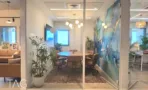 משרד להשכרה 398 מ״ר במגדלי אלון הייטק, חדר ישיבות עם שולחן עגול וקיר אמנותי בגווני כחול