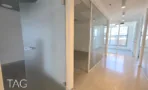 מסדרון עם דלת זכוכית חלבית וחדרי זכוכית במשרד 280 מר בבית יואל נמל