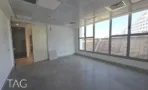 חדר עם רצועת חלונות רחבה במשרד 280 מר בבית יואל נמל