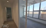חדר עם מטבחון ומחיצת זכוכית במשרד 280 מר בבית יואל נמל