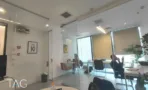 חדר עבודה מזוגג עם וילונות גלילה ושולחן