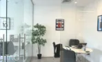 משרד קטן עם דלת זכוכית, צמח ושולחן עגול