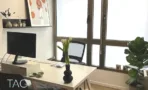 חדר עבודה בהשכרת משרד בשדרות רוטשילד תל אביב, שולחן לבן ליד חלון עץ רחב וצמחייה - תג נכסים