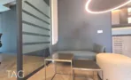 פינת לאונג' עם ספה אפורה וספסל מעוגל