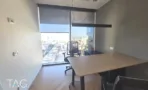 חדר עבודה עם שולחן, קיר בטון ונוף פנורמי