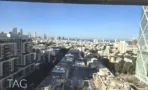 נוף פנורמי של תל אביב מהמשרד, עם קו הים באופק