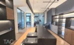 חלל פתוח עם יחידת מדפים משולבת עץ וכהה