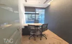 חדר ישיבות קטן עם שולחן ומחיצת זכוכית