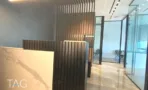 משרד למכירה 75 מ״ר במגדל WE, לובי כניסה עם דלפק שיש וחיפויי עץ כהים