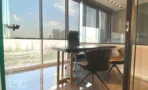 משרד למכירה 75 מ״ר במגדל WE, חדר ישיבות מול חלון פנורמי עם נוף לעיר