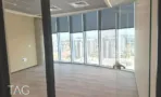 משרד בACRO BUSINESS CAMPUS עם חזית זכוכית פינתית, פרקט ונוף לשכונות המגורים - תג נכסים