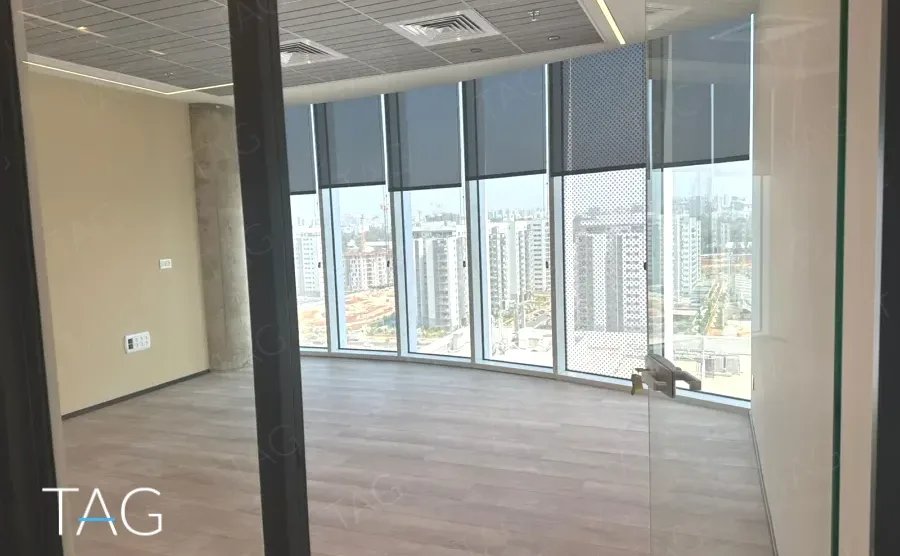 משרד בACRO BUSINESS CAMPUS עם חזית זכוכית פינתית, פרקט ונוף לשכונות המגורים - תג נכסים