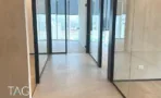 חלל משרדי בACRO BUSINESS CAMPUS עם מחיצות זכוכית, קיר טיח וחלונות רחבים - תג נכסים