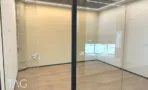 חדר מזוגג בACRO BUSINESS CAMPUS עם עמוד בטון, פרקט עץ ותאורה ליניארית - תג נכסים
