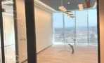 חלל משרדי בACRO BUSINESS CAMPUS עם גופי תאורה מעוצבים וחזית זכוכית - תג נכסים