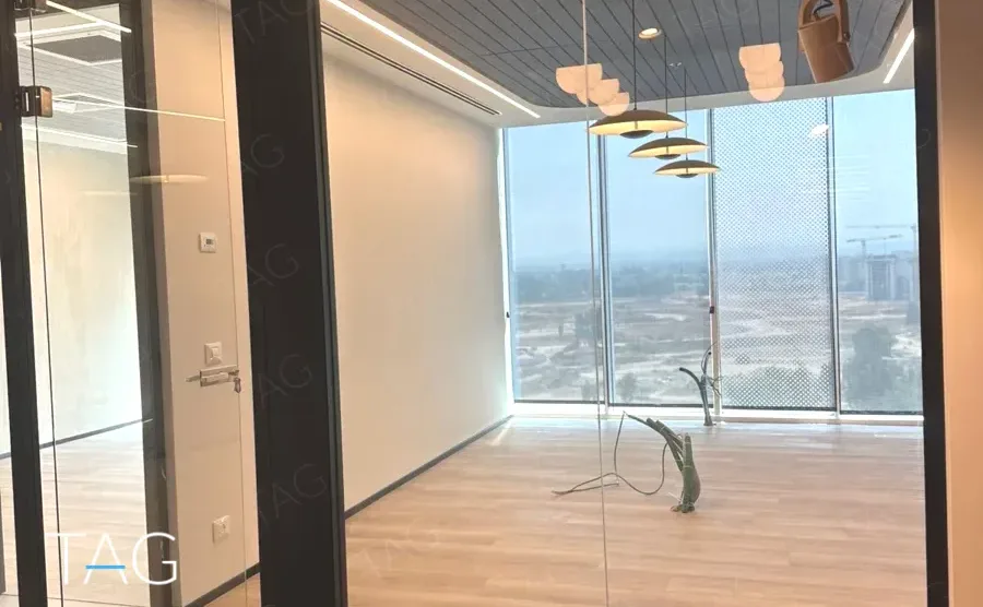 חלל משרדי בACRO BUSINESS CAMPUS עם גופי תאורה מעוצבים וחזית זכוכית - תג נכסים