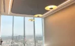 חדר ישיבות בACRO BUSINESS CAMPUS עם חיפוי קיר עץ, תאורה תלויה ונוף מהחלון - תג נכסים