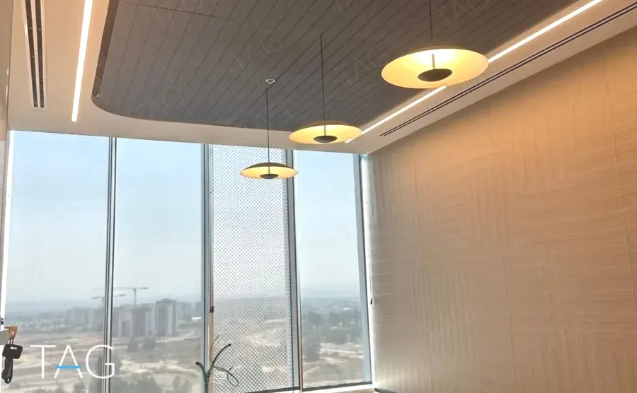 חדר ישיבות בACRO BUSINESS CAMPUS עם חיפוי קיר עץ, תאורה תלויה ונוף מהחלון - תג נכסים