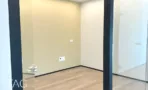 חדר בACRO BUSINESS CAMPUS עם קירות בהירים, מחיצות זכוכית ופרקט - תג נכסים
