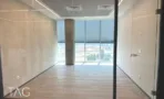 חלל משרדי בACRO BUSINESS CAMPUS עם קיר טיח מרוח, עמוד בטון וחזית זכוכית - תג נכסים