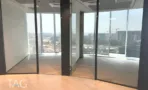 אזור משרדי בACRO BUSINESS CAMPUS עם מחיצות זכוכית שחורות ורצפת אריחים - תג נכסים