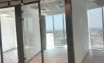 חלל משרדי בACRO BUSINESS CAMPUS עם מחיצות זכוכית, עמוד בטון וחלונות היקפיים - תג נכסים