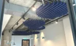 תקרת עיצוב בACRO BUSINESS CAMPUS עם סנפירים כחולים ותעלות מיזוג גלויות - תג נכסים